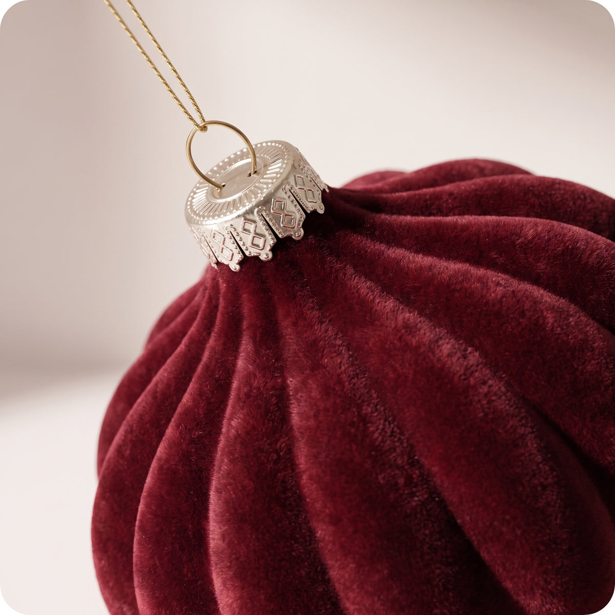 Esfera de terciopelo rojo burgundy cebolla