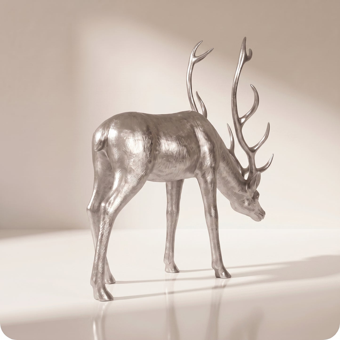 Reno decorativo dorado de resina plateado agachado