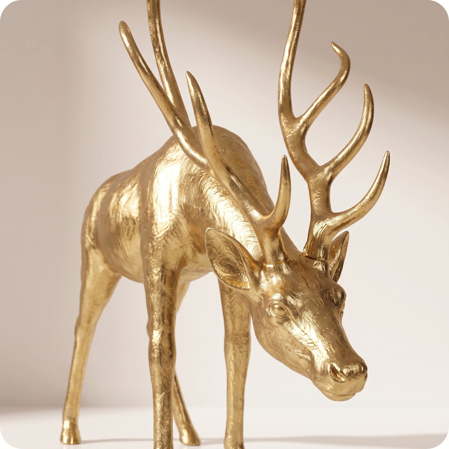 Reno decorativo dorado de resina dorado agachado