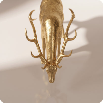 Reno decorativo dorado de resina dorado agachado