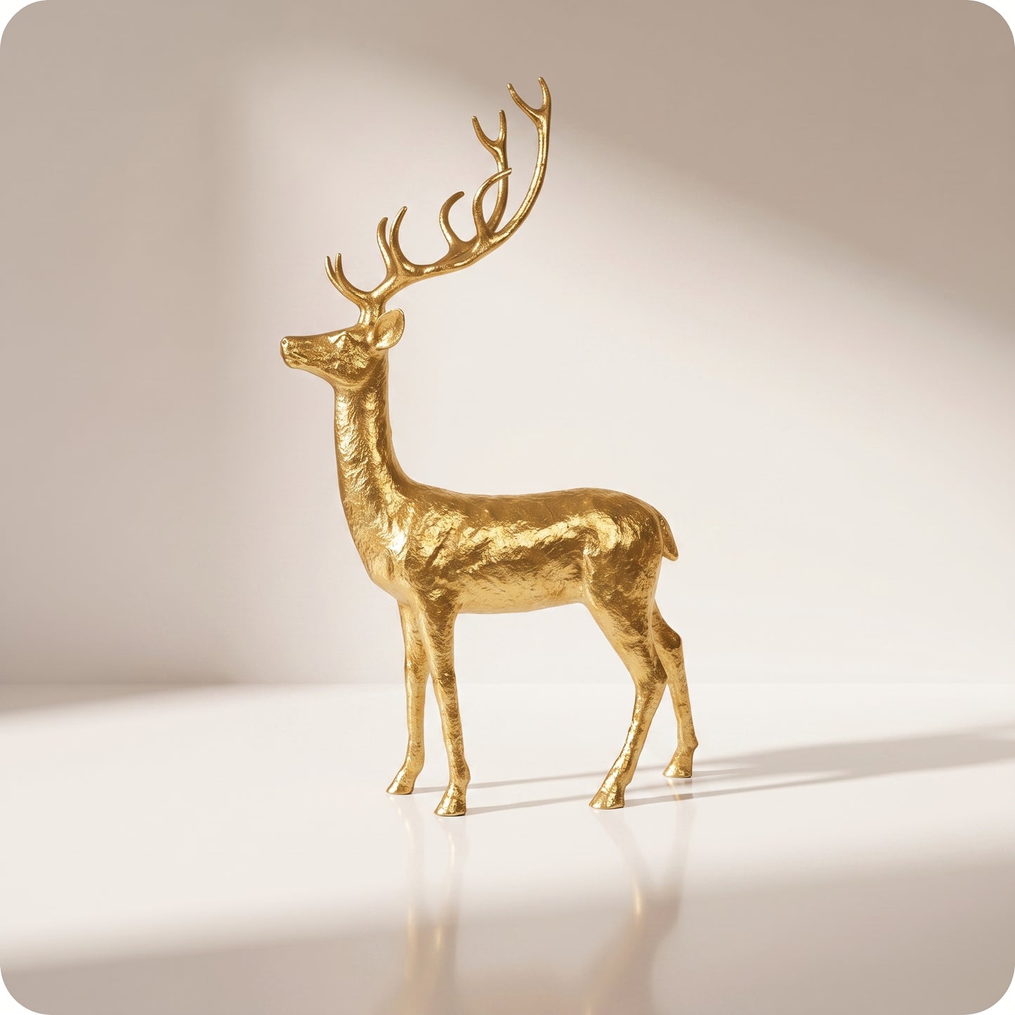 Reno decorativo dorado de resina dorado parado