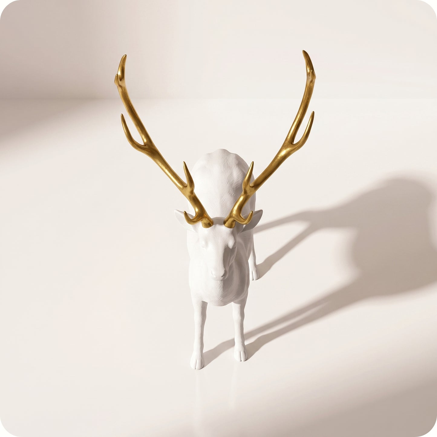 Reno decorativo dorado de resina blanco con cuernos dorados parado