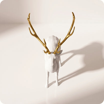 Reno decorativo dorado de resina blanco con cuernos dorados parado