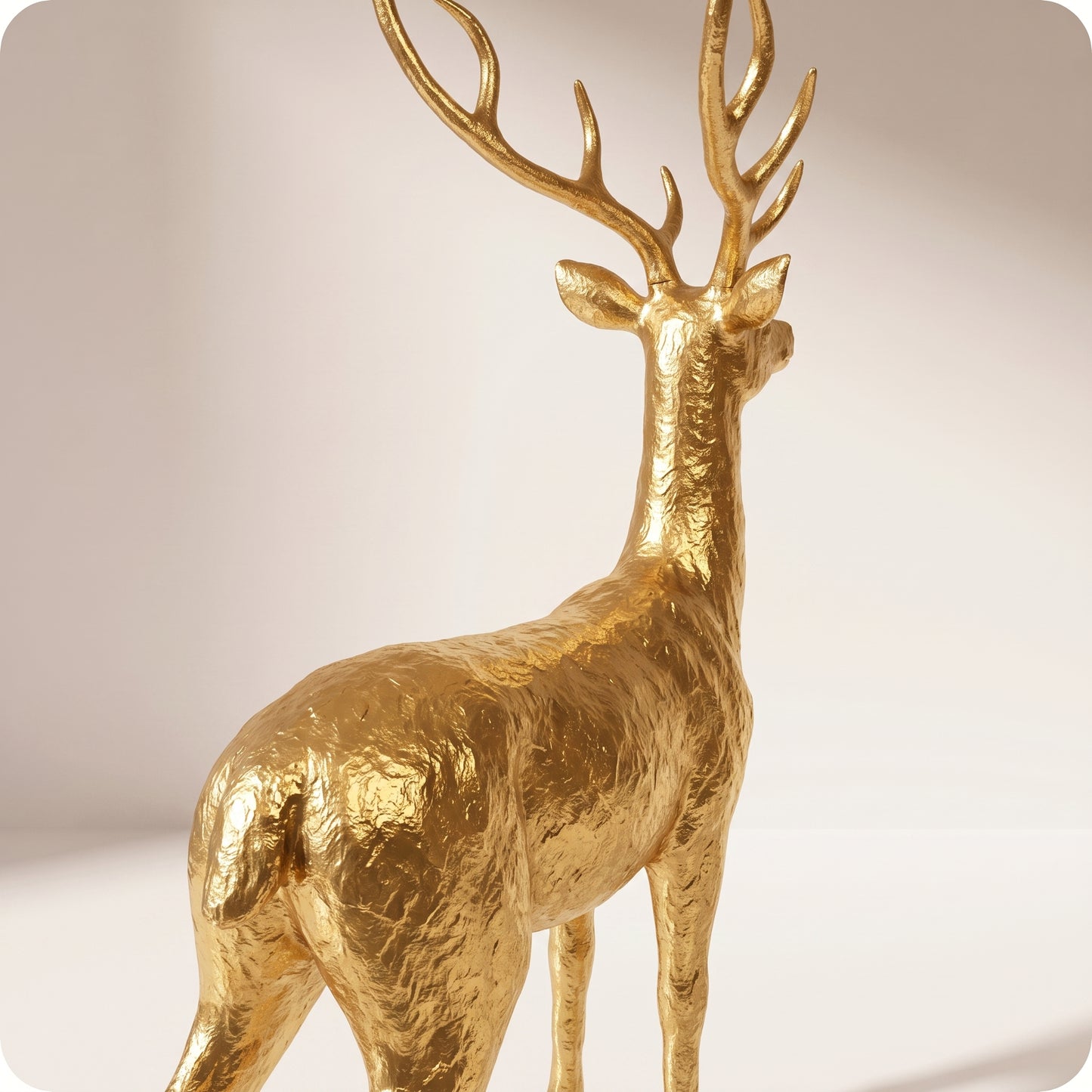 Reno decorativo dorado de resina dorado parado