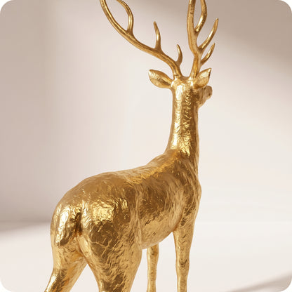 Reno decorativo dorado de resina dorado parado