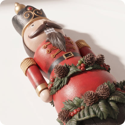 Cascanuces con coronas navideñas