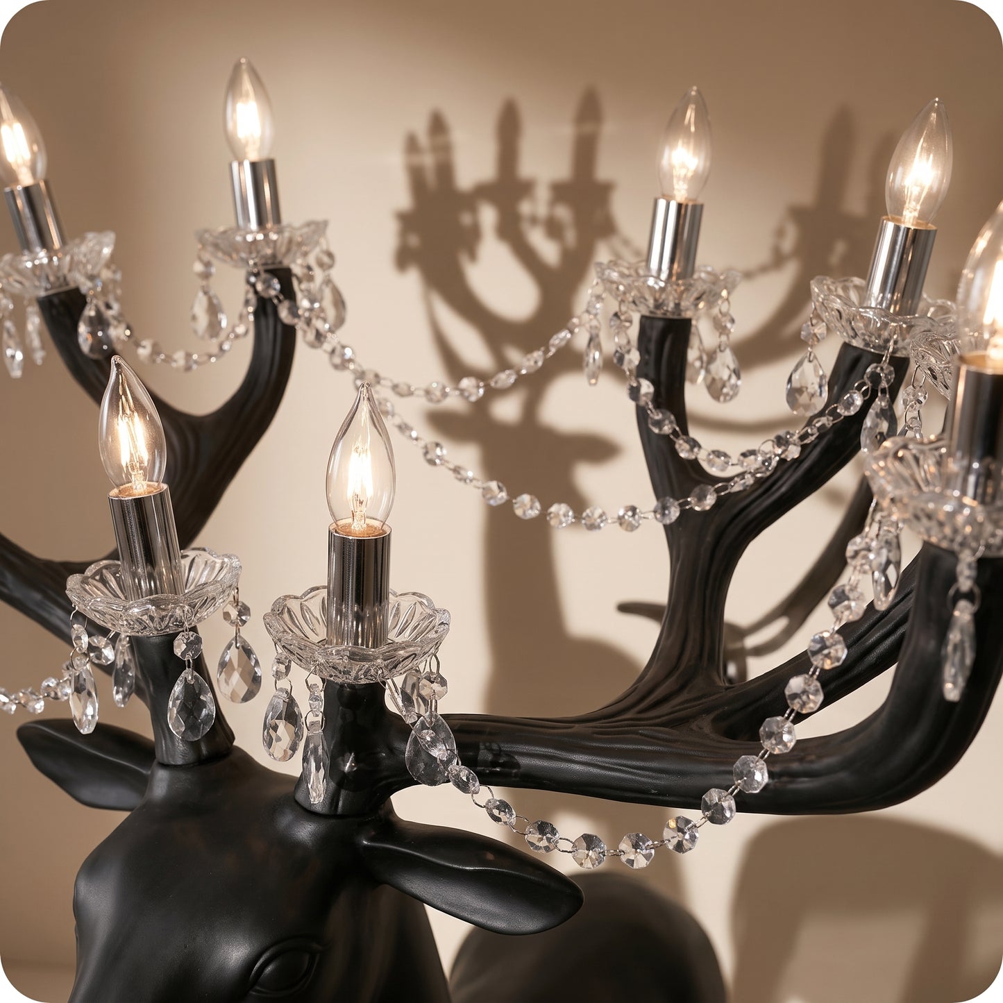 Reno decorativo con candelabro negro en cuernos chico