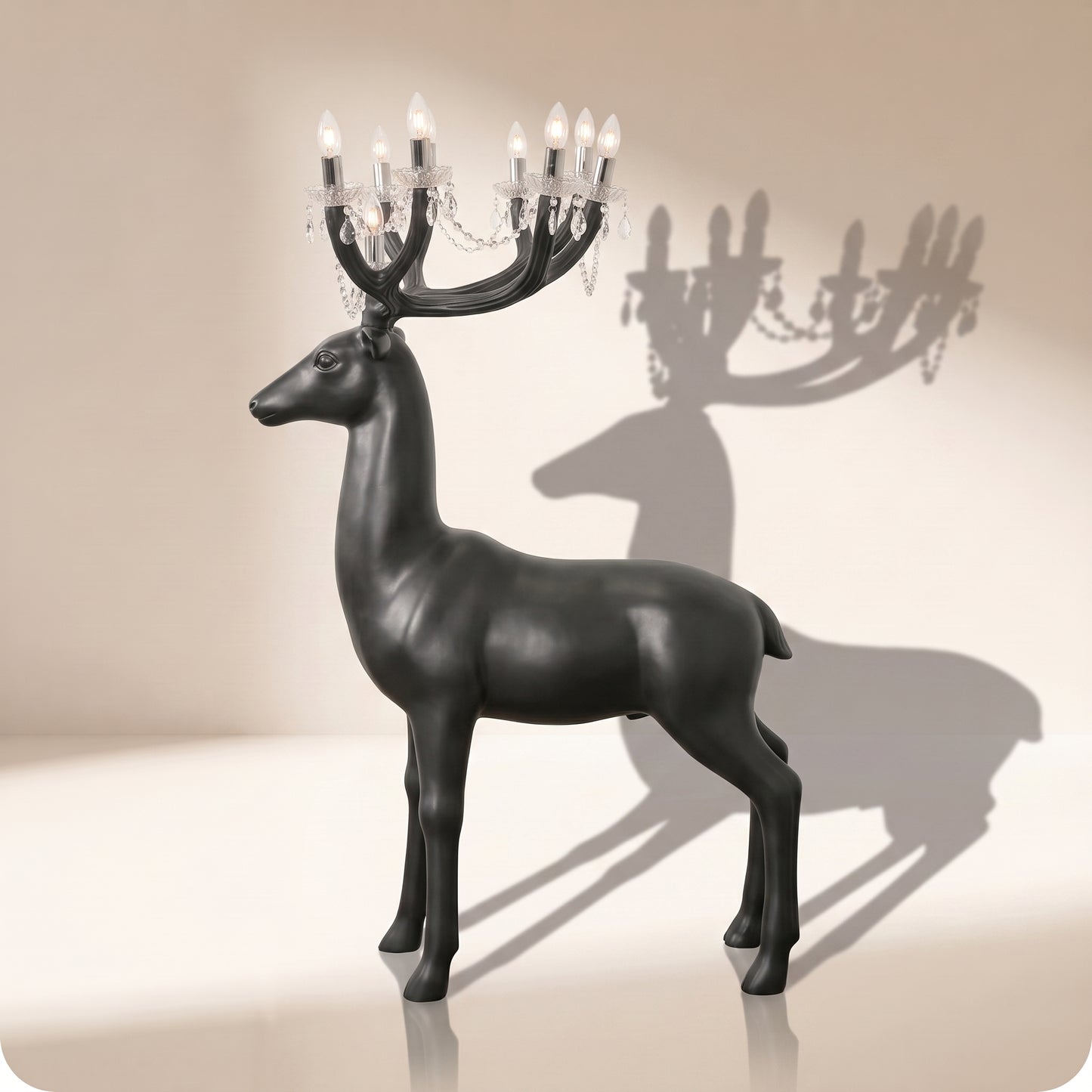 Reno decorativo con candelabro negro en cuernos chico