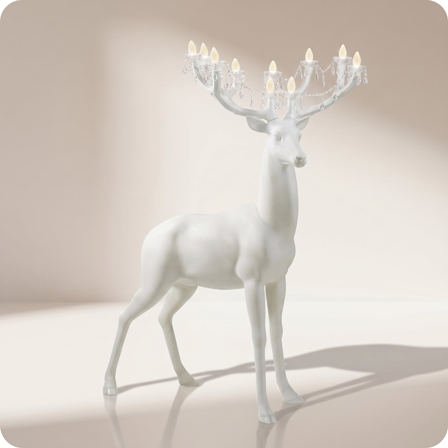 Reno decorativo con candelabro blanco en cuernos chico