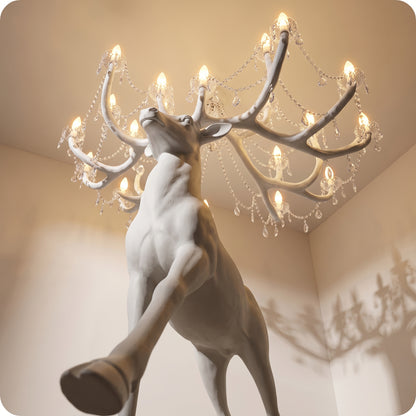 Reno decorativo con candelabro blanco en cuernos chico