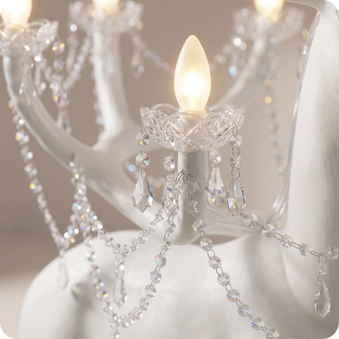 Reno decorativo con candelabro blanco en cuernos chico
