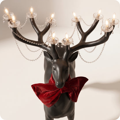 Reno decorativo con candelabro negro en cuernos grande