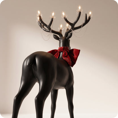 Reno decorativo con candelabro negro en cuernos grande