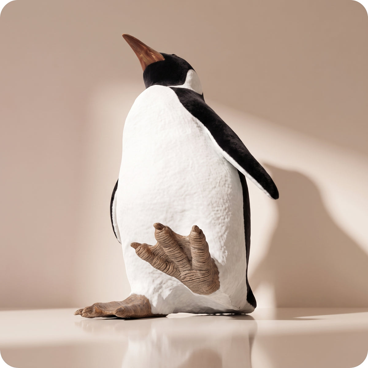 Pingüino Pequeño mirando arriba