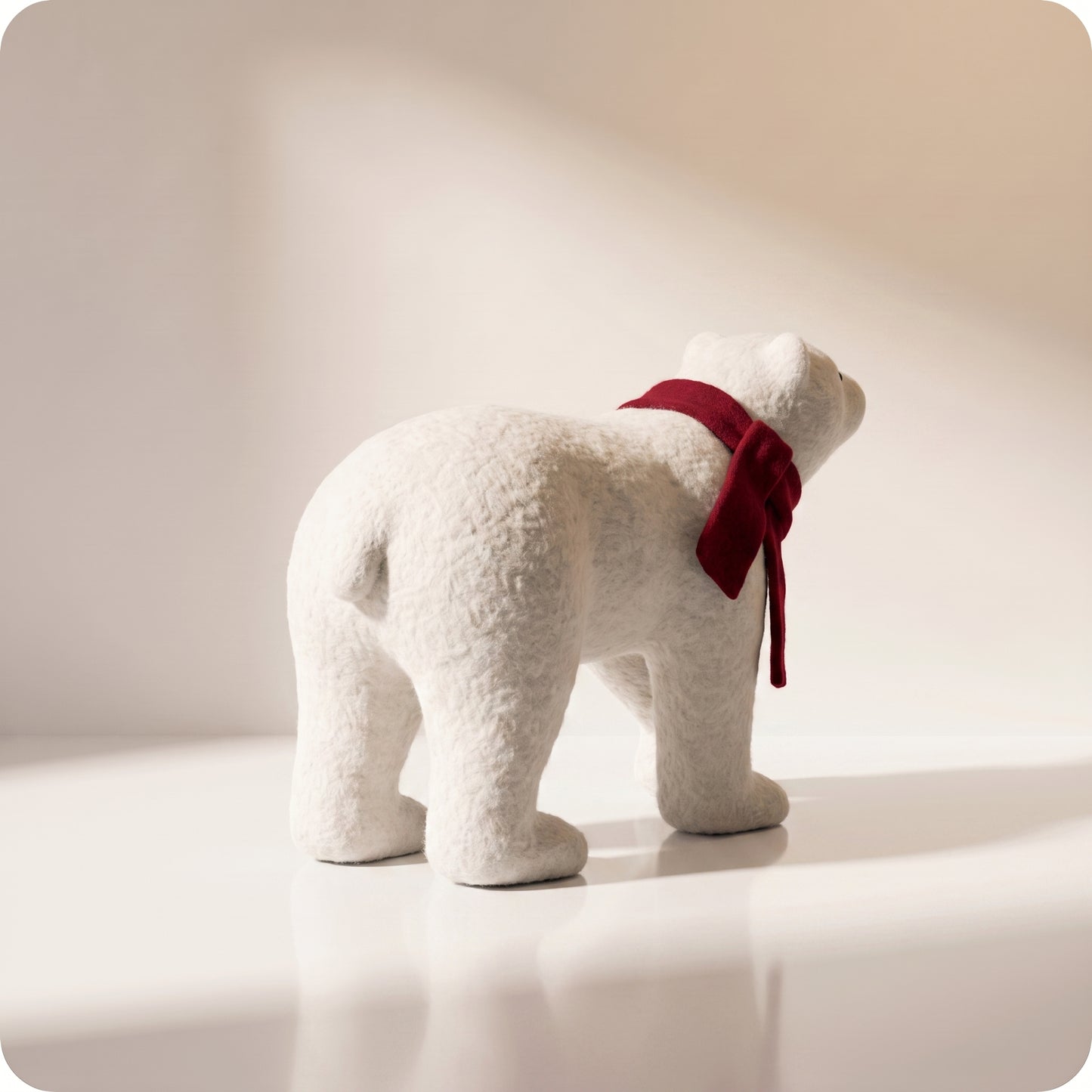 Elegante oso polar blanco con bufanda roja en cuatro patas 2