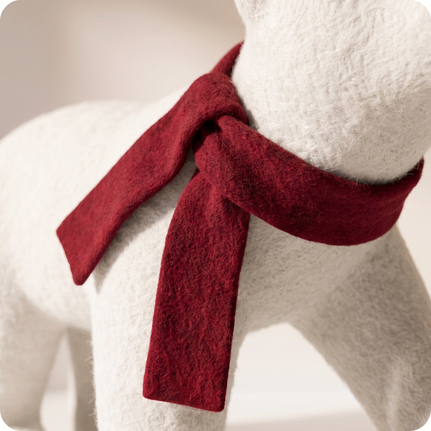 Elegante oso polar blanco con bufanda roja en cuatro patas 2