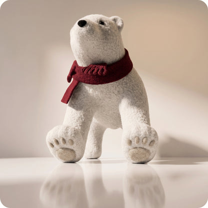 Elegante oso polar blanco con bufanda roja en cuatro patas 2