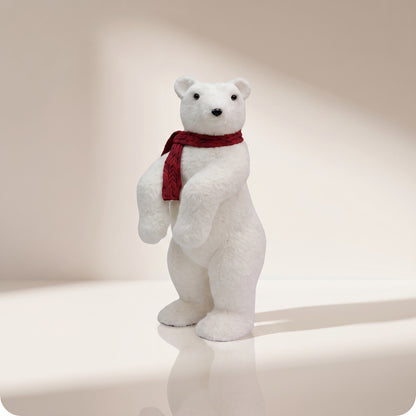 Elegante oso polar blanco con bufanda roja parado 3