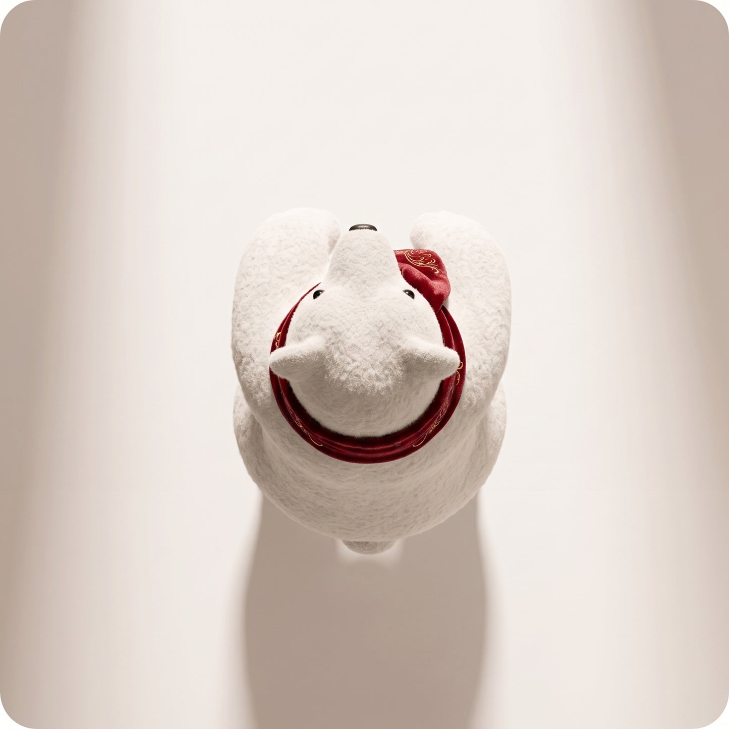Elegante oso polar blanco con bufanda roja parado 1