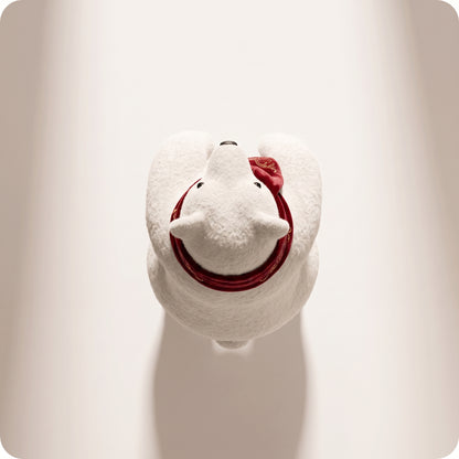 Elegante oso polar blanco con bufanda roja parado 1