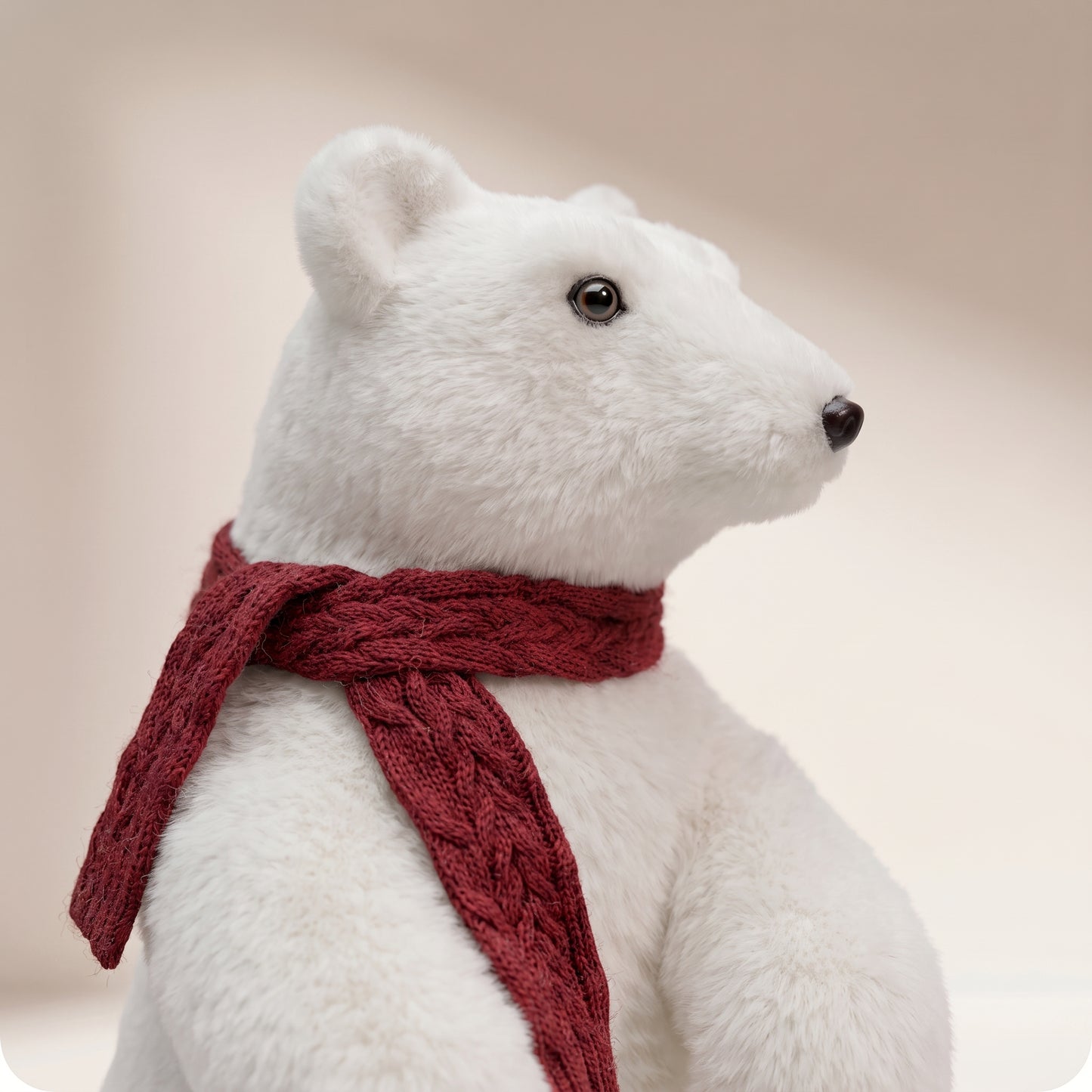 Elegante oso polar blanco con bufanda roja parado 3