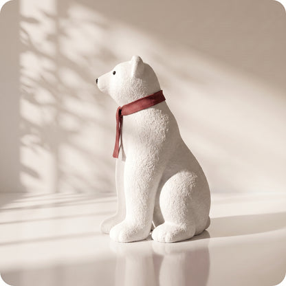 Elegante oso polar blanco con bufanda roja sentado 1