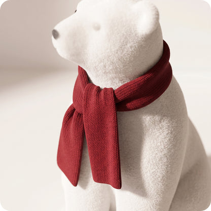 Elegante oso polar blanco con bufanda roja sentado 2