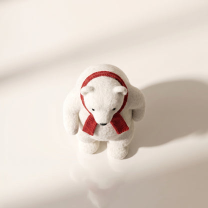 Elegante oso polar blanco con bufanda roja caminando 1