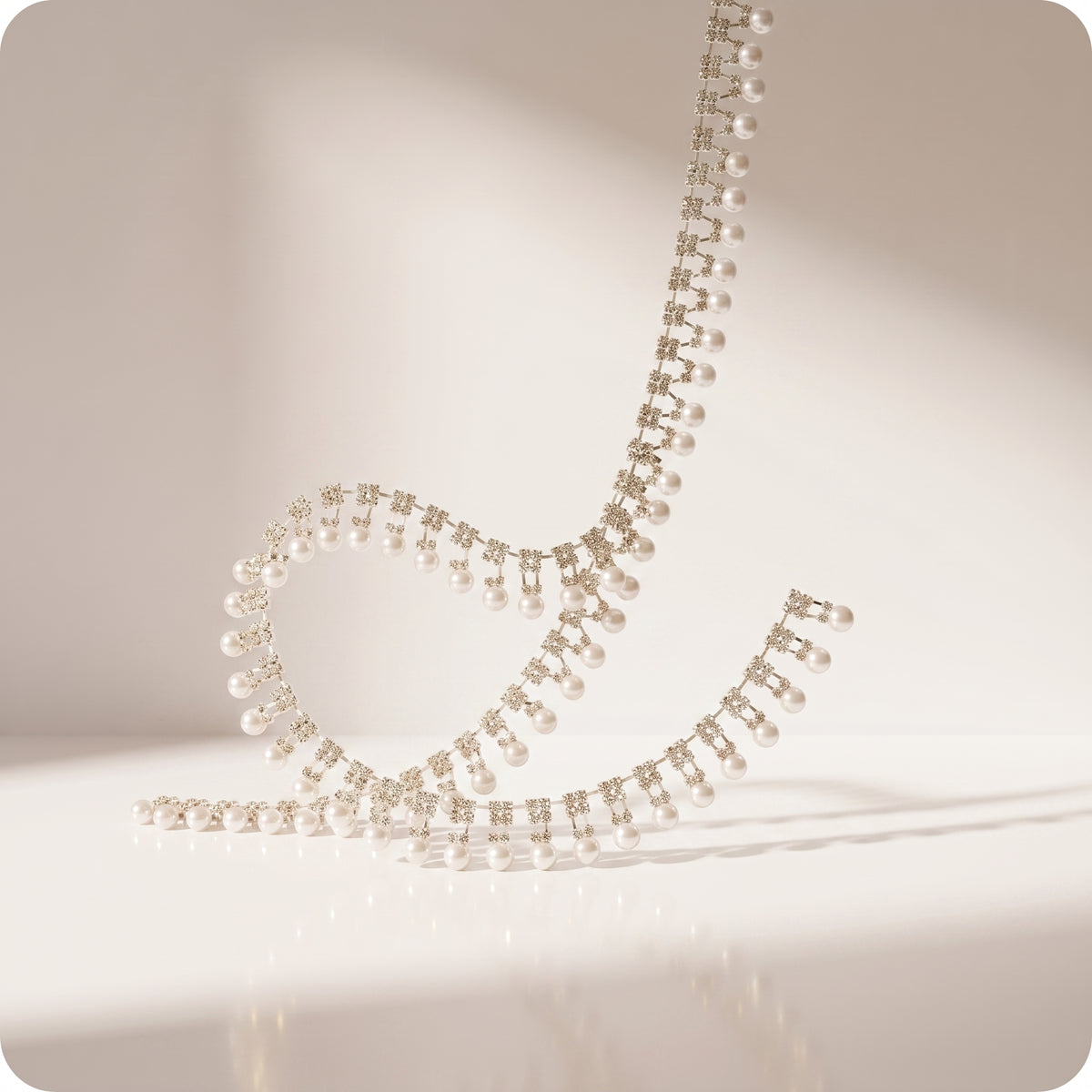 Guirnalda de perlas con piedras blancas brillantes
