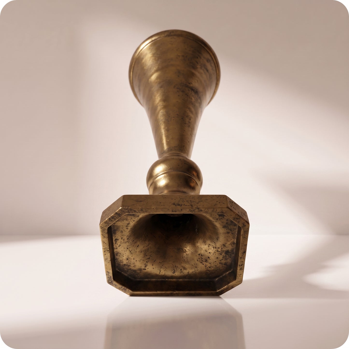 Jarrón de aluminio color oro antiguo