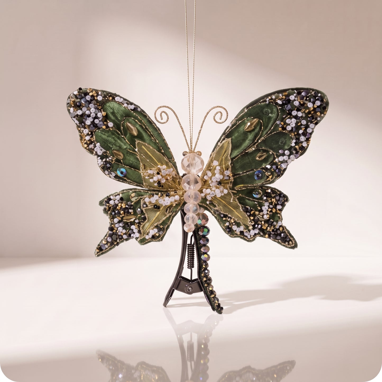 Mariposa con clip verde oliva