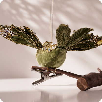 Pájaro con clip verde oliva