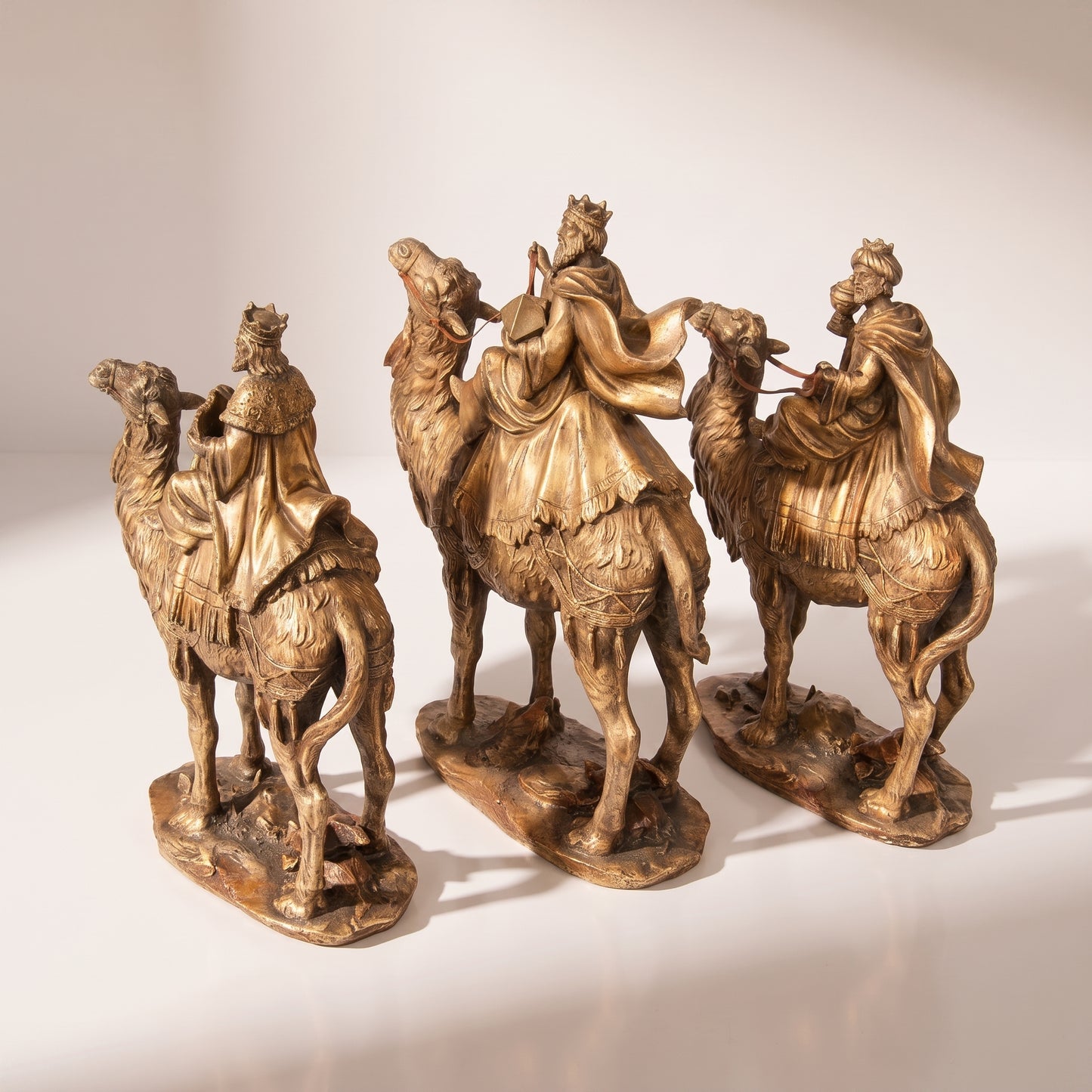 Reyes magos de resina dorados