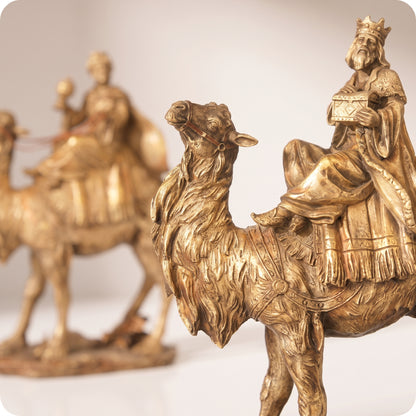 Reyes magos de resina dorados