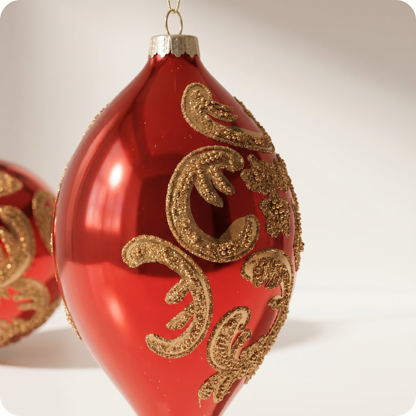 Esfera de vidrio roja con piedras doradas