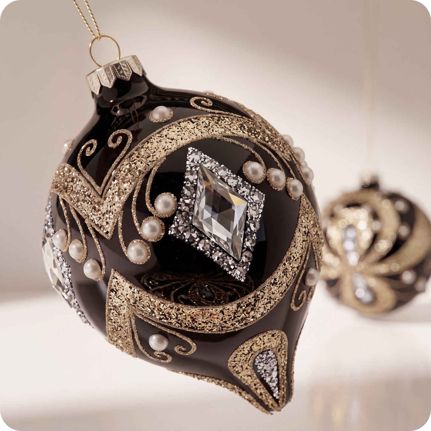 Esferas de vidrio negro con patron dorado y perlas 30 cm