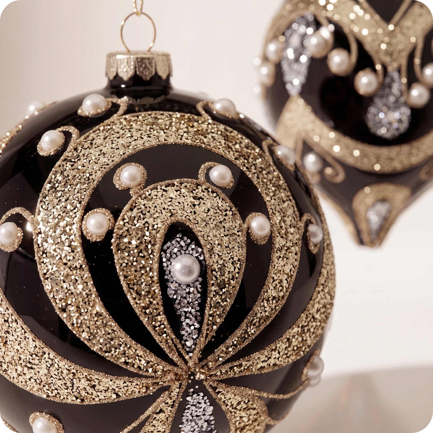 Esferas de vidrio negro con patron dorado y perlas 30 cm