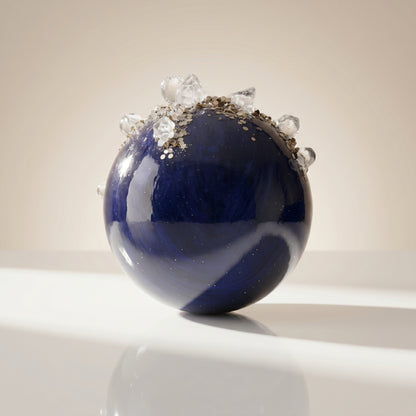 Esfera de vidrio roja con piedras