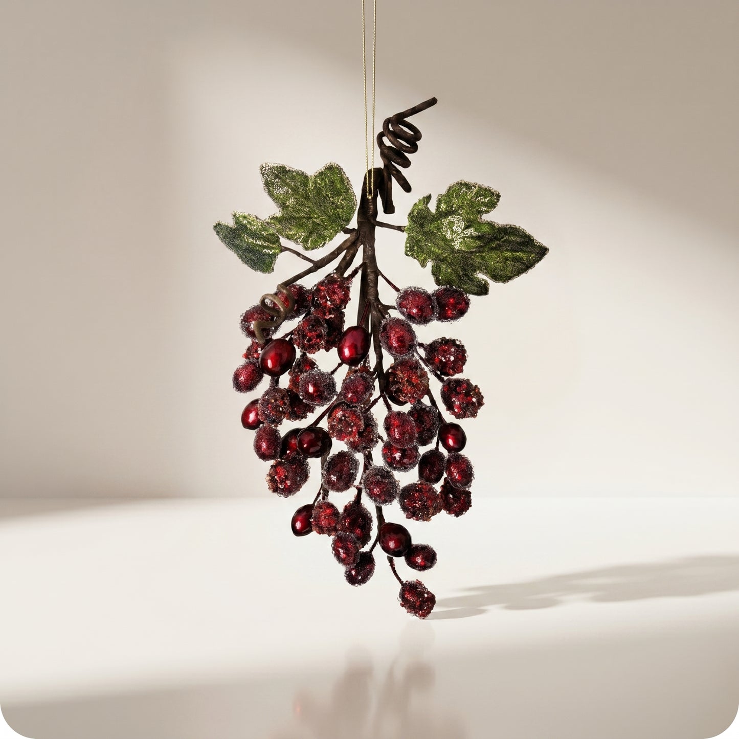 Adorno de racio de uvas con microcuentas moradas