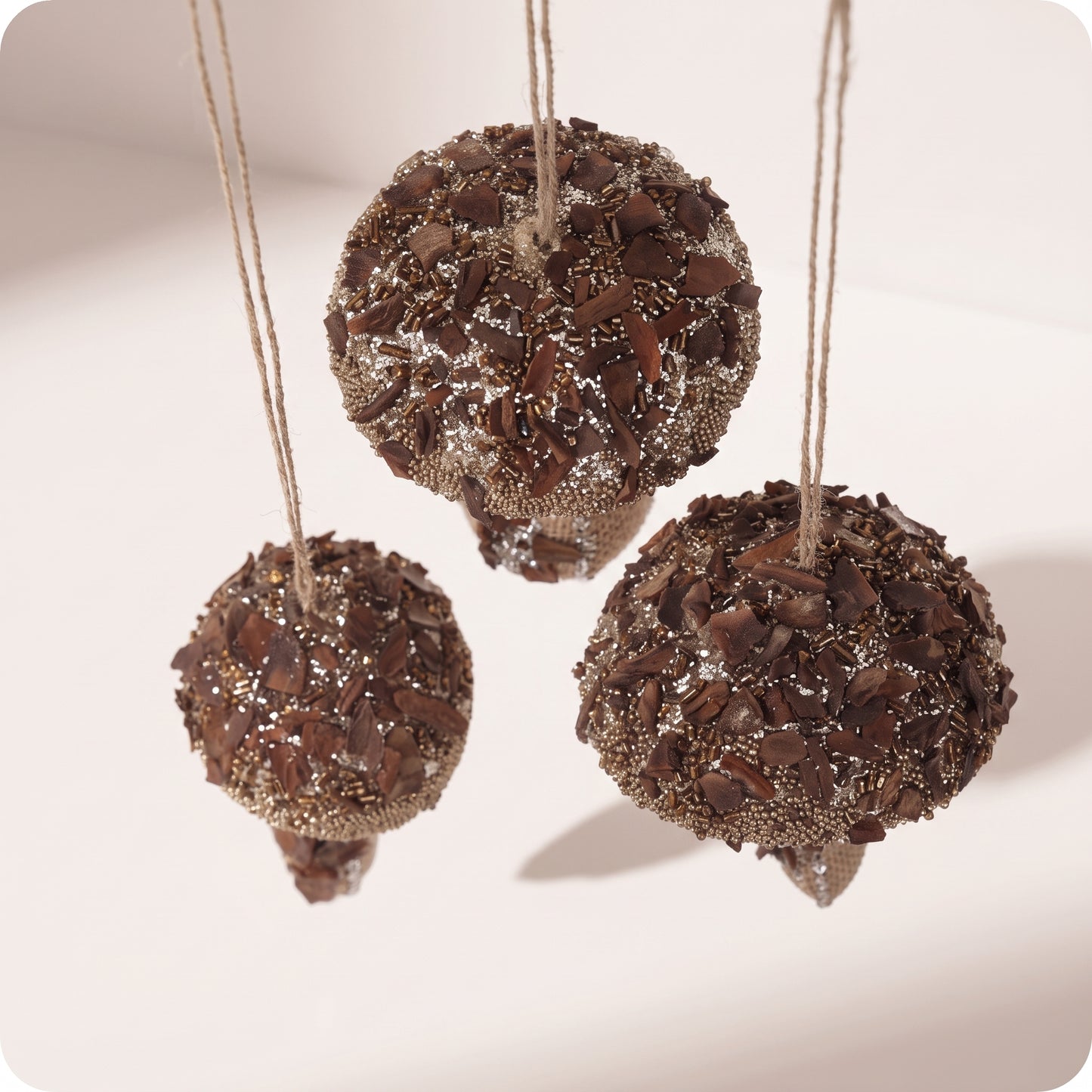 Esferas hongos con glitter marron y piedras en la punta 11 cm