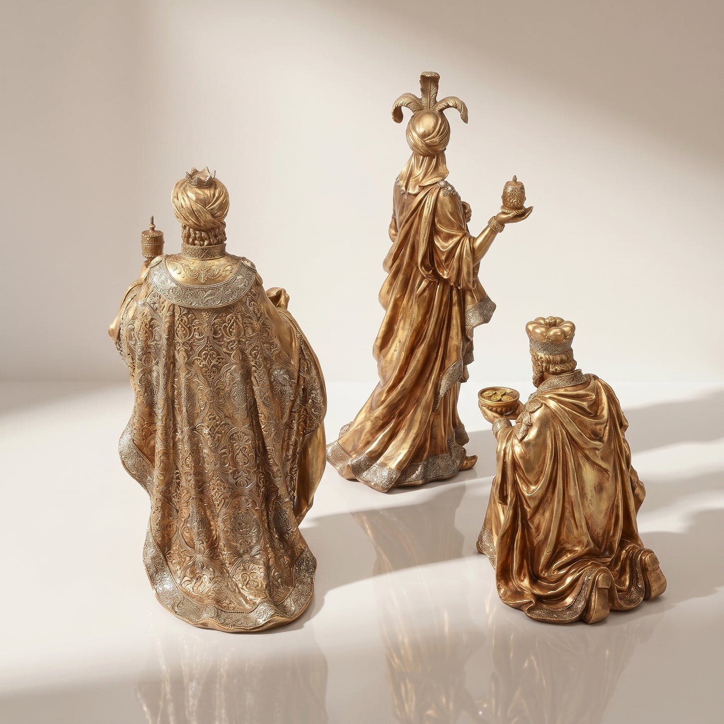 Juego de los tres reyes de resina dorada