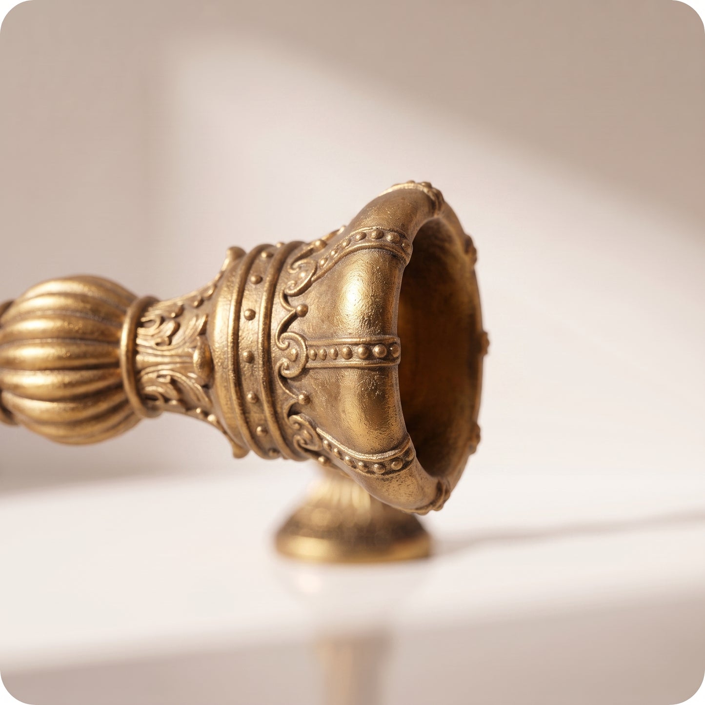 Candelabro crown dorado