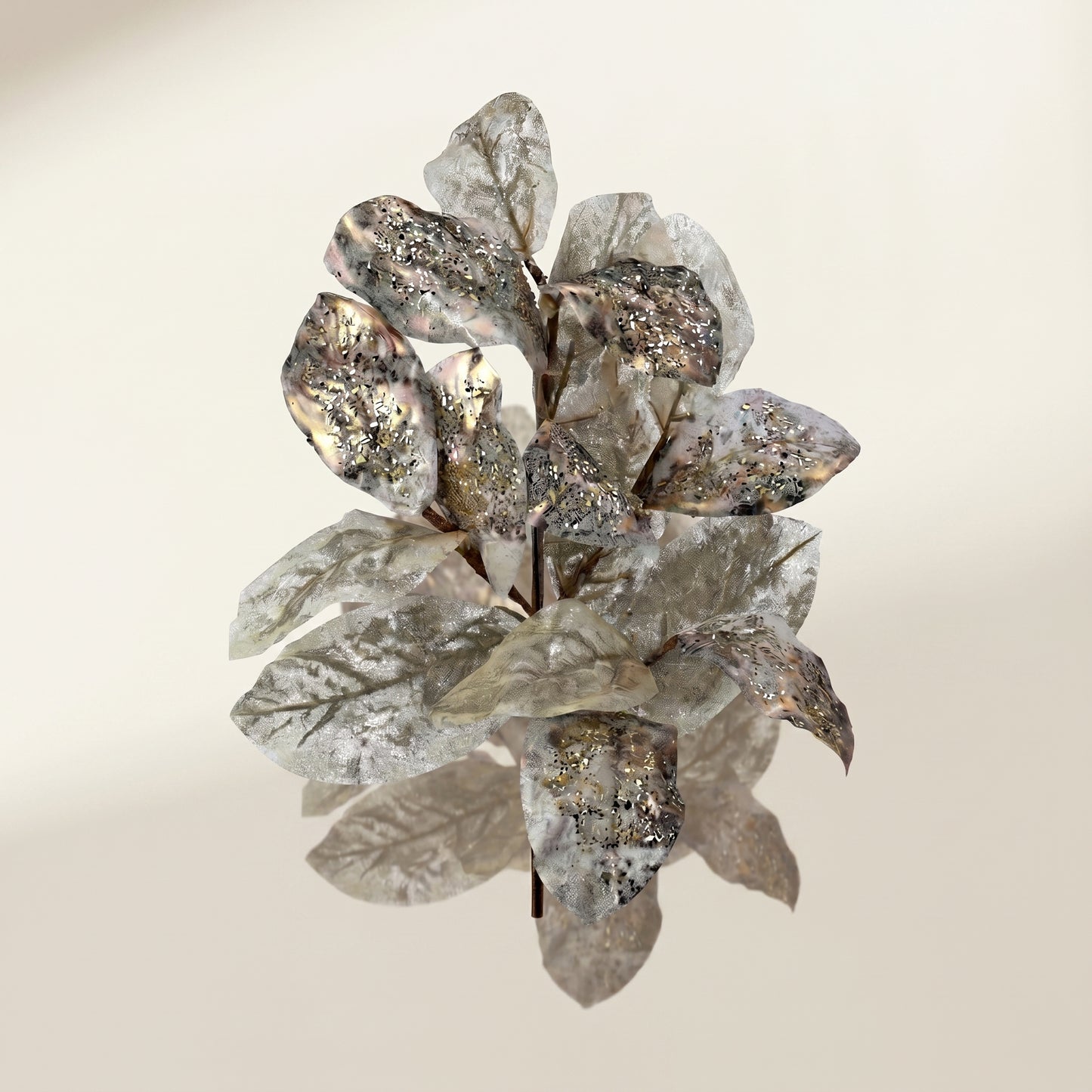 Rama de salal con joyas metálicas