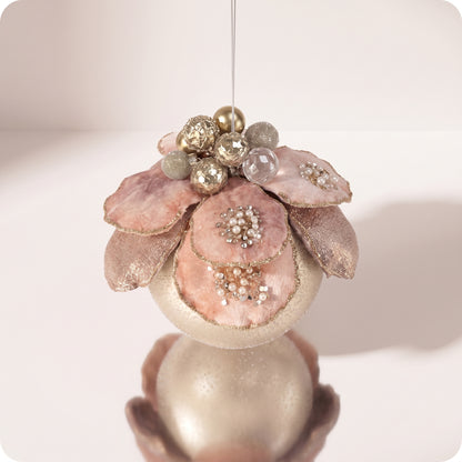 Esfera velvet con joyas y flor de magnolia rosa con perla 11 cm