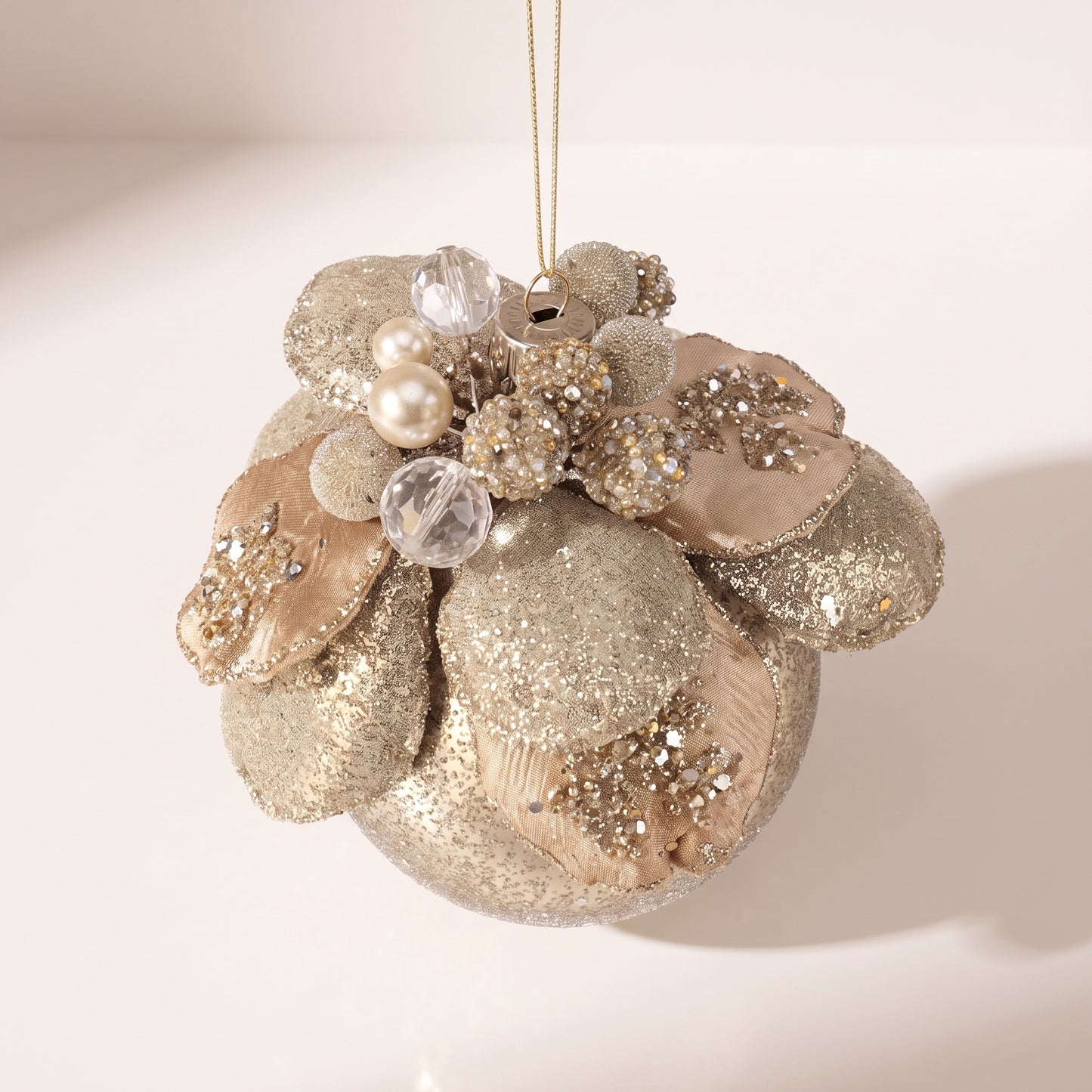 Esfera velvet con joyas y flor de magnolia nude con plata 11 cm