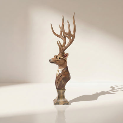 Busto de ciervo de resina sobre pedestal con gafas