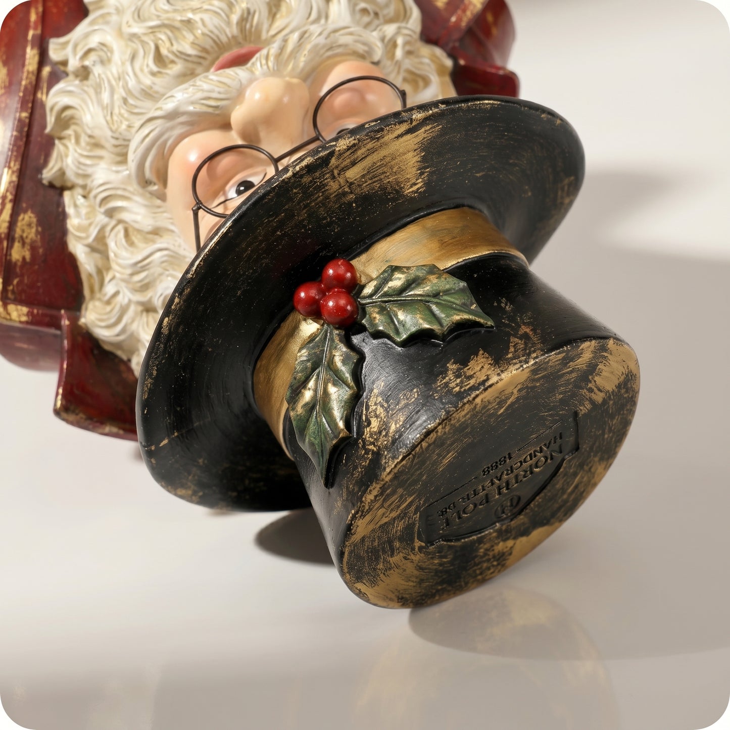 Papá noel de resina sobre pedestal