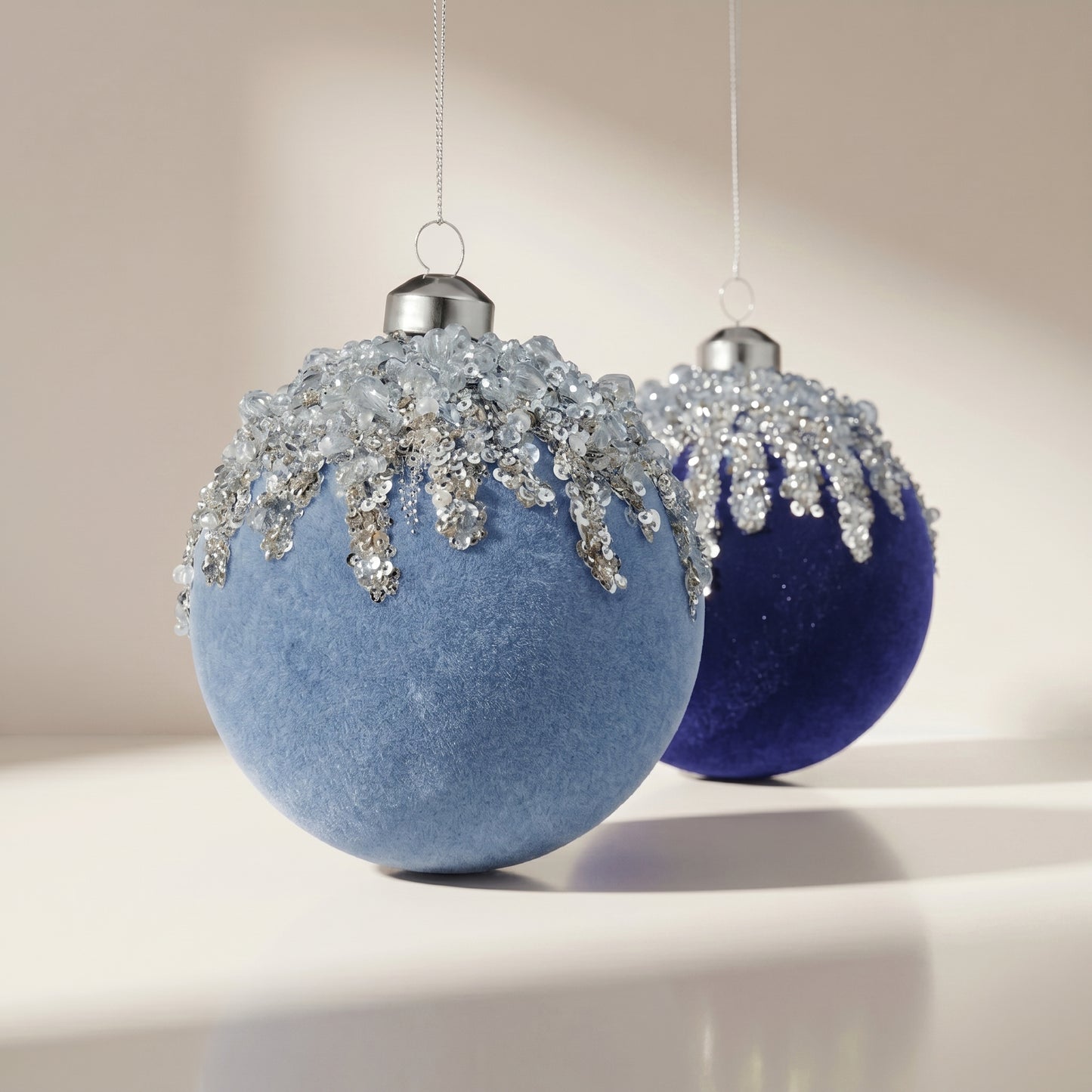 Adorno de bola de terciopelo con lentejuelas de hielo
