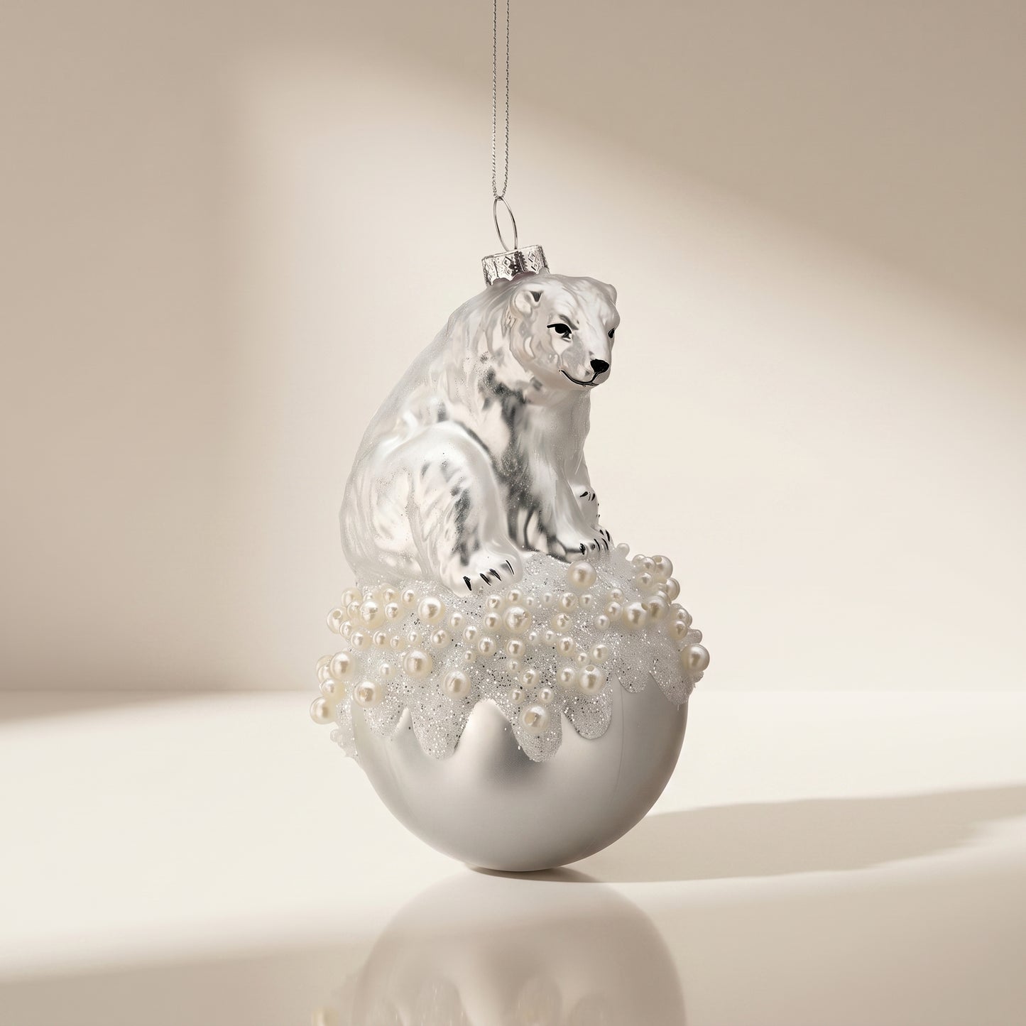 Esfera de oso polar de vidrio sobre bola