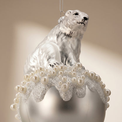 Esfera de oso polar de vidrio sobre bola